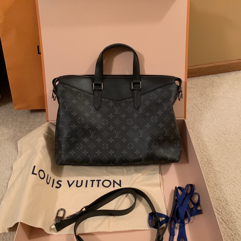 AUTHENTIC Louis Vuitton Messenger Bag